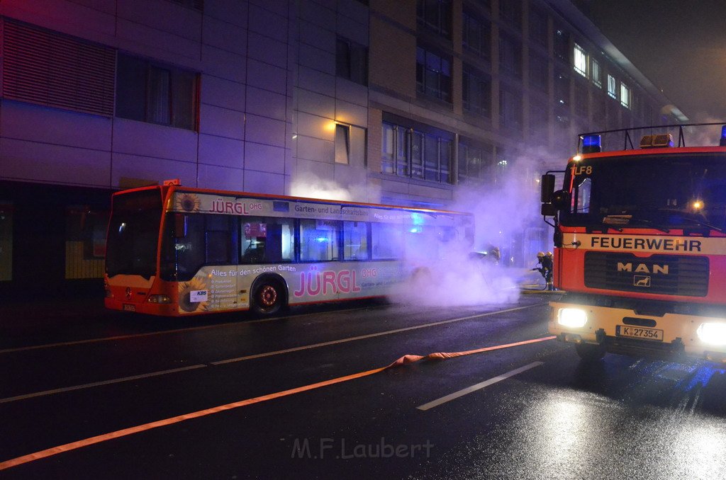 Stadtbus fing Feuer Koeln Muelheim Frankfurterstr Wiener Platz P004.JPG